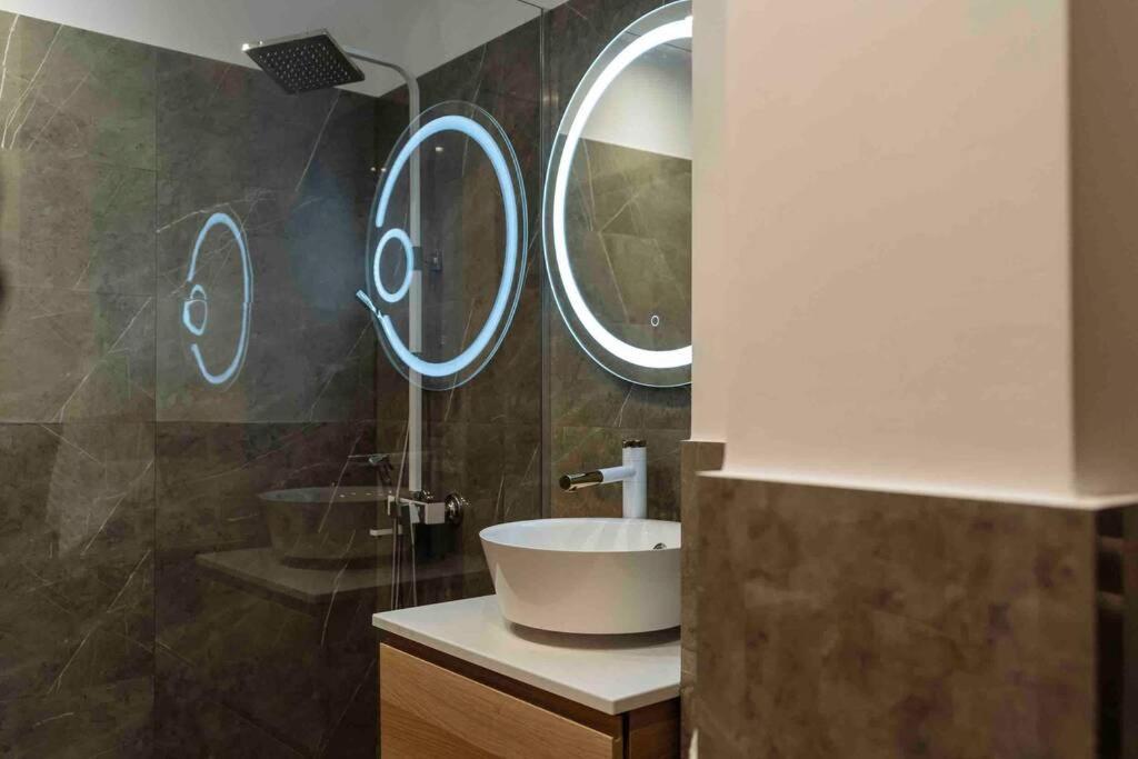 ブカレストStunning Views 2Br Intercontinental Flatアパートメント エクステリア 写真